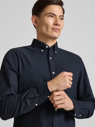 Männermodel trägt Freizeithemd mit Knopfleiste von MCNEAL in Dunkelblau, Reine Baumwolle, Regular-Fit, Button-Down-Kragen, Nahaufnahme Oberkörper.