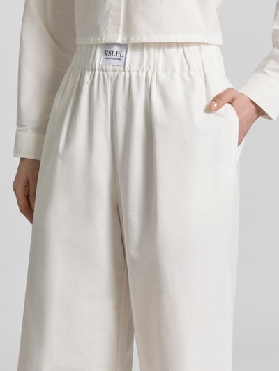 Frauenmodel trägt Wide Leg Stoffhose aus Baumwoll-Mix Modell 'ALBA' von VILLA SOPHIE, Optik: Unifarben, Material: reine Baumwolle, Label-Patch, elastischer Bundabschluss, seitliche Eingrifftaschen, Nahaufnahme Oberkörper.