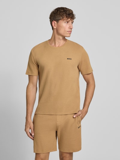 Männermodel trägt Regular Fit T-Shirt aus Baumwoll-Mix von BOSS in Optik: Unifarben, Struktur: Waffelstruktur, Ganzkörperansicht von vorne.