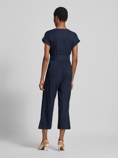 Vrouwenmodel draagt donkerblauwe Regular Fit Jumpsuit in Wickeloptik 'LT JUNI' van Betty Barclay, rechte vormen, textuur fijn, volledige achterkant.