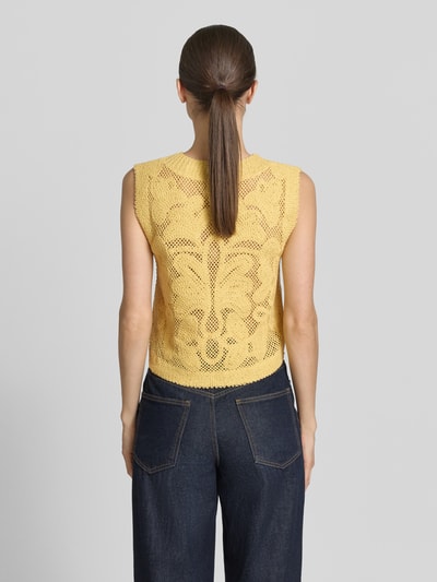 Kobiece modelka ma na sobie żółty Pullunder mit Rundhalsausschnitt von Jake*s Collection z czystej bawełny, krój regular fit, z ażurową koronką, długość tyłu w rozmiarze S: 48 cm, całkowity widok z tyłu.