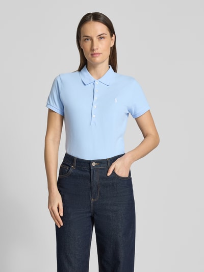 Modelka kobieca nosi Slim Fit Poloshirt aus Baumwoll-Mix od Polo Ralph Lauren, jasnoniebieski, logo, krój slim fit, piqué, krótki rękaw, widok całej sylwetki z przodu