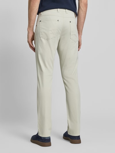 Mannenmodel draagt Regular Fit broek met steekzakken model 'CORDOBA' van bugatti, mix van katoen en elastaan, regular fit, model 'CORDOBA', bandwijdte maat 32/32 43 cm, binnenbeenlengte 80 cm, beige kleur, gladde textuur, achteraanzicht volledige lichaamsopname.