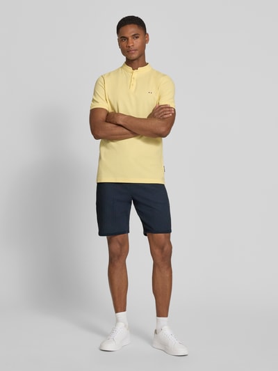 Männermodel trägt Shorts mit Strukturmuster und elastischem Bund von bugatti, reine Baumwolle, Regular Fit, Ganzkörperansicht von vorne.