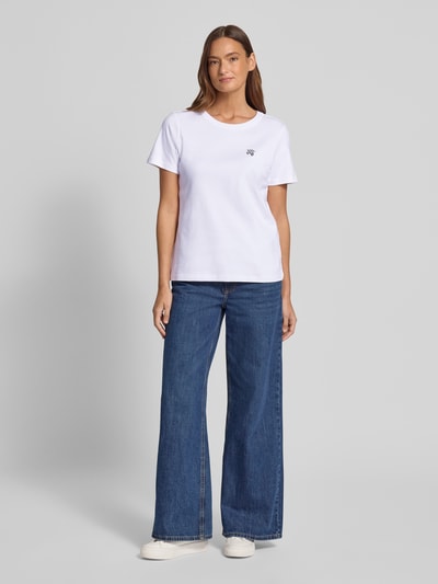 Frauenmodel trägt Regular Fit T-Shirt mit Motiv-Stitching von Smith and Soul in Weiß, reine Baumwolle, Rundhalsausschnitt, Ganzkörperansicht von vorne.