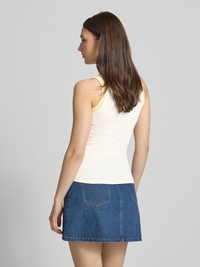 Vrouwenmodel draagt Trägertop met Motiv-Print Modell 'HILDA' van JJXX, katoen-elastaanmix, slim fit, ronde hals, achteraanzicht volledige lichaamsopname.