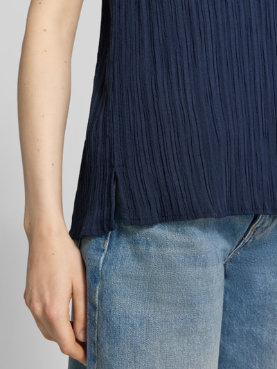 Vrouwenmodel draagt Blusentop met structuurpatroon model 'Grsvalse' van FREE/QUENT in regular fit, viscosemix, donkerblauw, detailopname zijaanzicht