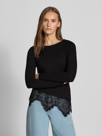 Frauenmodel trägt schwarzes Slim Fit Langarmshirt aus Viskose-Mix Modell 'LAILA' von ONLY, Damen Langarmshirt, Nahaufnahme Oberkörper.