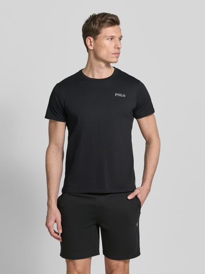 Mannenmodel draagt Regular Fit Pyjama-Oberteil aus reiner Baumwolle Modell 'CREW-SLEEP-TOP' van Polo Ralph Lauren Underwear, uni zwart, korte mouw, label print, logo-stitching, crew neck, pure katoen, voorkant geheel in beeld, Ganzkörperansicht von vorne.