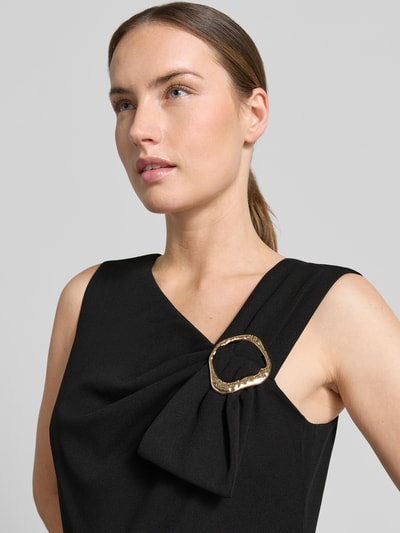 Frauenmodel trägt Jumpsuit mit Applikation von Adrianna Papell in Schwarz, Material-Mix mit Stretch-Anteil, Nahaufnahme Oberkörper. Rückenlänge bei Größe 36: 39 cm, Brustweite: 42 cm, Gesamtlänge: 153 cm, Innenbeinlänge: 84 cm, Regular-Fit, Träger, rückseitiger Reißverschluss.