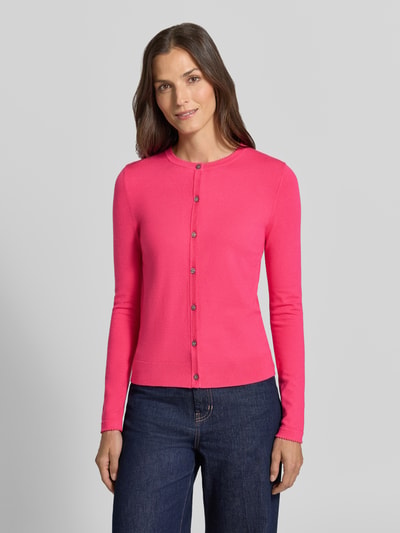 Vrouwenmodel draagt Regular Fit gebreid jack uit Viscosemix met geschulpte zoom, knoopsluiting, ribboorden, Lange mouw, Christian Berg Woman, ruglengte maat S 56 cm, mouwlengte maat S 61 cm, frontale opname van het bovenlichaam.