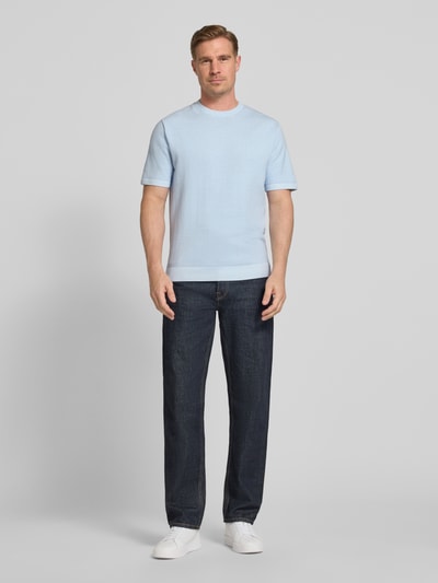 Männermodel trägt hellblaues T-Shirt mit Label-Detail Modell 'MILANO' von Jack & Jones Premium, Baumwoll-Mix, gerade Passform, Ganzkörperansicht von vorne.