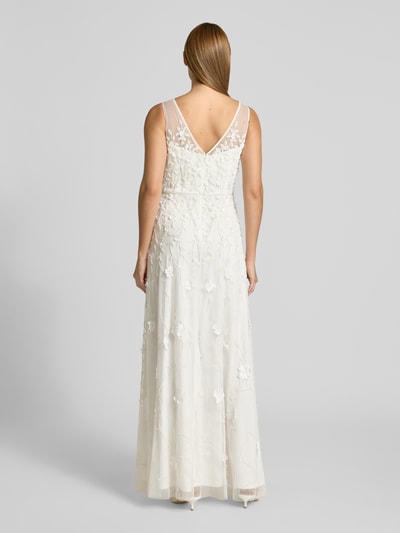 Frauenmodel trägt Maxikleid mit Perlen und V-Ausschnitt von Adrianna Papell aus Mesh in A-Linie mit Allover-Look, Rückenlänge 132 cm, Brustweite 37 cm, Ganzkörperansicht Rückansicht.