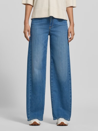 Kobiece modelka nosi High Waist Wide Fit Jeans mit Nieten od Marc Cain, mieszanka bawełny i elastanu, wpuszczane kieszenie, niebieski denim, Szerokość w rozmiarze 36: 39 cm, Długość wewnętrzna nogawki w rozmiarze 36: 82 cm, Ganzkörperansicht von vorne.