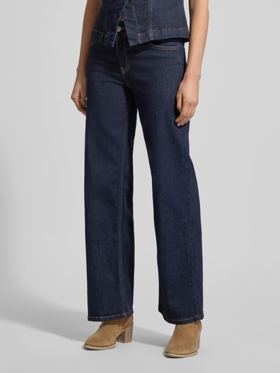 Modelka nosi Wide Fit Jeans im 5-Pocket-Design Modell 'Kimberly' od Soyaconcept z elastycznej mieszanki bawełny, szerokość w rozmiarze 27: 38 cm, długość nogawki od wewnątrz: 80 cm, ciemnoniebieski denim, zdjęcie całej sylwetki z przodu