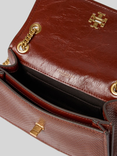 Produktfoto, Shoulder Bag mit Schlangenmuster von Tory Burch in Braun mit goldfarbenem Kettenriemen, Überschlag, Klickverschluss, Innenfach, Nahaufnahme Textur und Details, Maße circa 21x12x7 cm