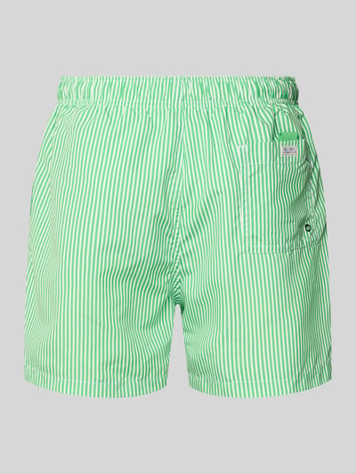 Produktfoto, Badehose mit Gesäßtasche und Label-Patch von MCNEAL für Herren im Loose-Fit mit elastischem Bund und Kordelzug, grün-weiß gestreift.