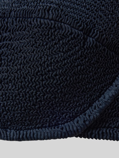 Produktfoto, dunkelblaues Bikini-Oberteil mit Strukturmuster von MC2 Saint Barth Modell 'Amira', elastischer Material-Mix, Detailaufnahme
