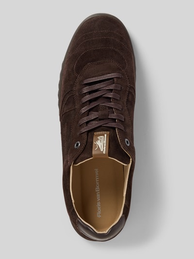 Produktfoto, sneakersy z naturalnej skóry model 'De Zaler' od Floris van Bommel, brązowe, ozdobne szwy, naszywka z logo, fakturowana podeszwa, wiązanie, wysokość obcasa w rozmiarze 44: 2 cm, wysokość cholewki: 9 cm, szerokość cholewki: 8 cm