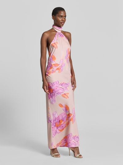 Frauenmodel trägt Abendkleid mit tiefem Rückenausschnitt von Swing aus Satin mit floralen Mustern in Rosa und Orange, Körpernaher-Schnitt, Maxikleid, Neckholder mit Knopfverschluss, Ganzkörperansicht von vorne.