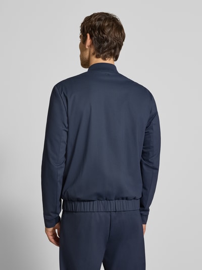 Männermodel trägt Blouson mit Zweiwege-Reißverschluss von bugatti in Dunkelblau, Material-Mix, Regular Fit, Ganzkörperansicht Rückansicht.