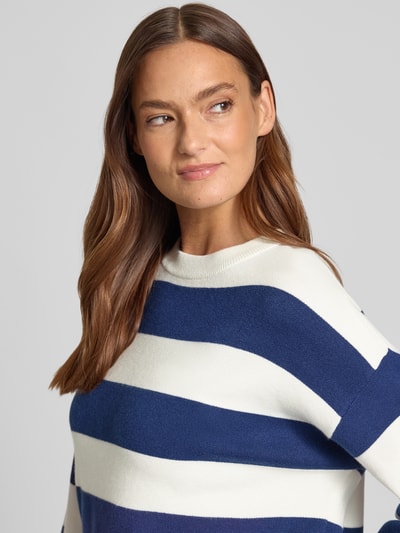 Frauenmodel trägt Strickpullover aus Viskose-Mix mit Streifenmuster Modell 'OTARI' von B.Young, Rundhalsausschnitt, Relaxed-Fit, Nahaufnahme Oberkörper.