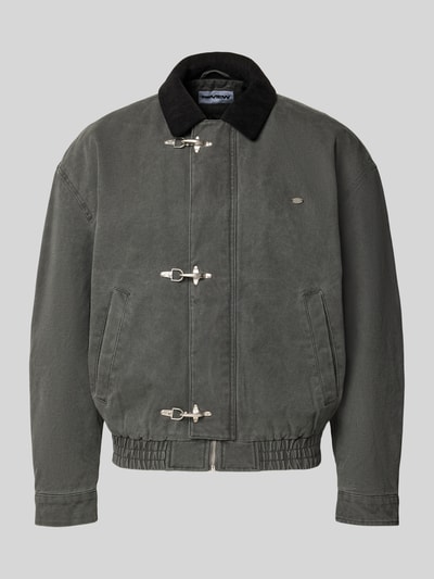 Produktfoto, Gewaschene Bomberjacke mit Metallverschlüssen van REVIEW, Heren bomberjack van puur katoen, regular fit, ritssluiting, metalen sluitingen, steekzakken, ruglengte maat M 65 cm, schouderbreedte 54 cm, borstwijdte 62 cm, mouwlengte 60 cm, effen donkergrijs met zachte textuur