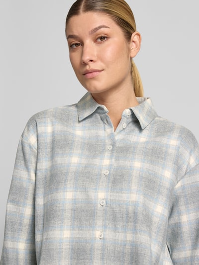 Vrouwenmodel draagt Regular fit blouse met lange mouwen van katoen model 'Flakaro' van OPUS in zachtblauw met ruitpatroon, dames, close-up bovenlichaam.
