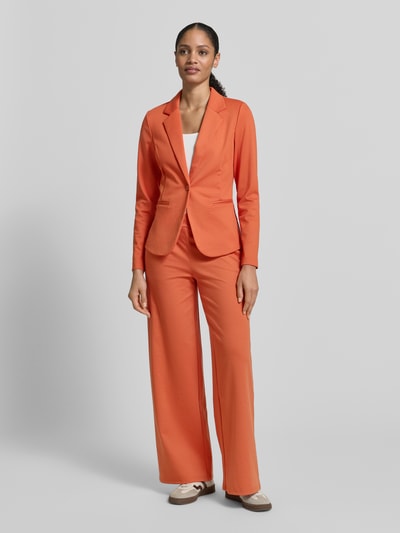 Modelka kobieca nosi Blazer mit Reverskragen Modell 'KATE' od ICHI, kolor pomarańczowy, regular fit, pełny widok z przodu.