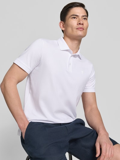 Mężczyznamodel nosi Regular Fit Poloshirt mit Knopfleiste Modell 'Carlosjuan' von JOOP! Collection, mieszanka bawełny z dodatkiem streczu, kołnierzyk polo, krótka listwa guzikowa, długość tyłu w rozmiarze M: 69 cm, jasne kolory, gładka tekstura, całkowity widok z przodu.