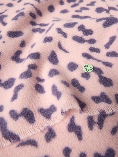 Produktfoto, Schal mit Viskose-Anteil in Strick-Optik von Codello, rechteckig, rosa mit lila Animalprint, Label-Detail, weiche Textur