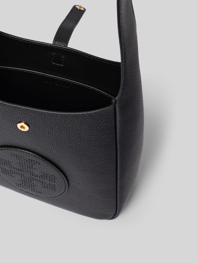 Produktfoto, Crossbody Bag mit Logo-Detail von Tory Burch in Schwarz mit Strukturmuster, Hauptfach mit Druckknopfverschluss, geteiltes Hauptfach, verstellbarer Schulterriemen, Breite 15 cm, Länge 18 cm, Tiefe 6 cm