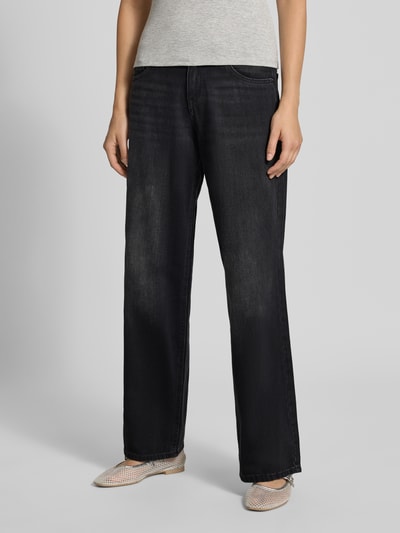 Frauenmodel trägt Wide & Loose Fit Jeans aus reiner Baumwolle Modell 'BRENDA' von ONLY in dunklem Blau, Ganzkörperansicht von vorne, Damen Wide & Loose Fit Jeans von ONLY