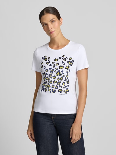 Vrouwenmodel draagt T-shirt met Pailettenbesatz van Marc Cain, katoenmix, getailleerd, dierenprint, ronde hals, logoprint, ruglengte maat 36: 48 cm, Ganzkörperansicht van voren.