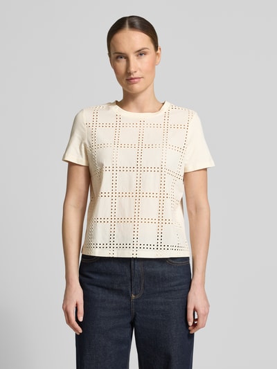 Vrouwenmodel draagt T-shirt met ajourwerk van Jake*s Collection in puur katoen, regular fit, ronde hals, ruglengte maat S 47 cm, vooraanzicht busteshot.