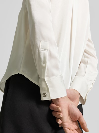 Frauenmodel trägt Relaxed Fit Bluse mit Stehkragen von Calvin Klein Womenswear aus weißem Satin, Langärmelig, Detailaufnahme Rückenlänge.