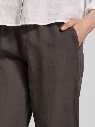 Männermodel trägt Stoffhose mit Leinen-Anteil und Eingrifftaschen von Neo Noir, bawełniany miks, fason rozszerzany, model 'Sonar', elastyczny pas, francuskie kieszenie, Szerokość w rozmiarze 36: 36 cm, długość wewnętrzna nogawki 79 cm, zbliżenie na górną część spodni