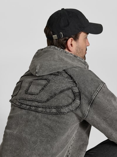 Männermodel trägt Relaxed Fit Hoodie in Denim-Optik von Diesel, Reine Baumwolle, Logo-Stitching, Rückenlänge 69 cm, Nahaufnahme Rückansicht.