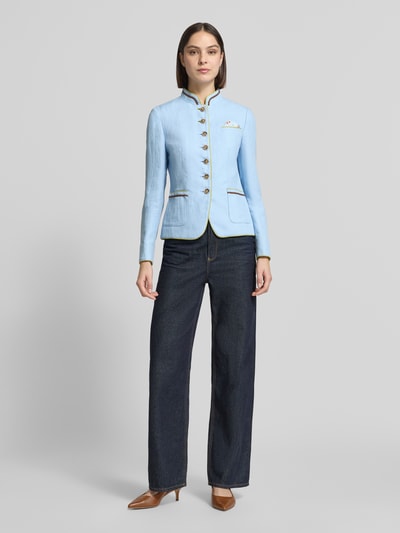 Frauenmodel trägt Slim Fit Blazer aus Leinen-Baumwoll-Mix von WHITE LABEL in Hellblau mit Stehkragen, Knopfleiste, aufgesetzte Taschen, Rückenlänge 58 cm, Brustweite 46 cm, Ärmellänge 63 cm, ganzkörperansicht von vorne.