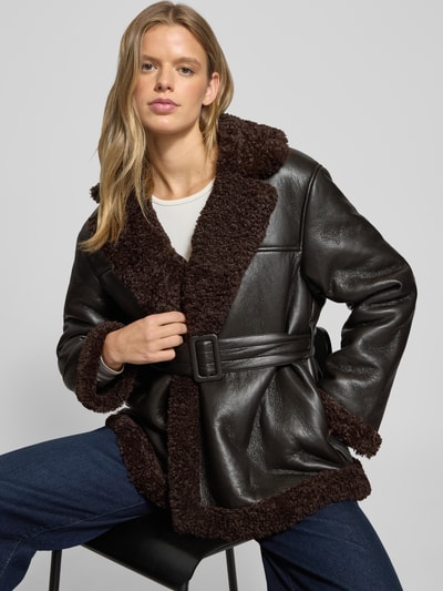 Gina Tricot Kurtka o kroju regular fit z imitacji skóry model ‘Teddy’ Ciemnobrązowy 3