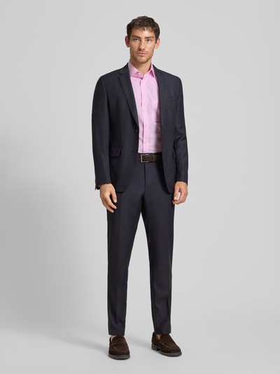 Männermodel trägt Regular Fit Business-Hemd mit Kentkragen und Brusttasche von OLYMP in Rosa, Reine Baumwolle, Ganzkörperansicht von vorne. Rückenlänge bei Größe 40: 70 cm, Schulterbreite bei Größe 40: 43 cm, Ärmellänge bei Größe 40: 27 cm.