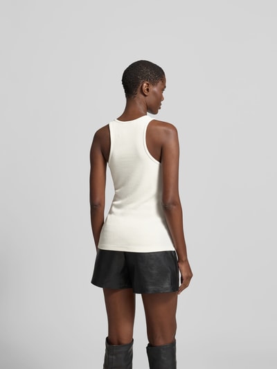 Frauenmodel trägt Slim Fit Top aus Viskose-Mix von Anine Bing in Creme mit Strukturmuster, Ärmelloses-Design, Rückenlänge 59 cm, Ganzkörperansicht Rückansicht