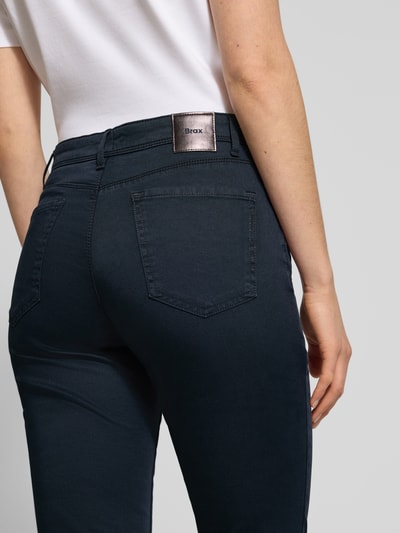 Kobiece modelka nosi Flared Fit Jeans z lyocellem Modell 'Mary' od Brax, granatowy, 5 kieszeni, detal z tyłu, zbliżenie na biodra.