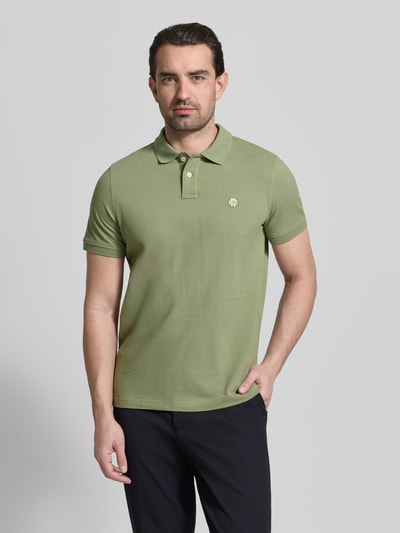Männermodel trägt Slim Fit Poloshirt mit Logo-Stitching von MCNEAL in Olivgrün, reine Baumwolle, Polokragen, Ganzkörperansicht von vorne.