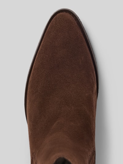 Produktfoto, Stiefel aus echtem Leder in Velours-Optik von BIANCO, braune Farbe, glatte Sohle, Detailaufnahme, Größe 40, Damenboot im eleganten Design, Absatzhöhe 5 cm, Schafthöhe 17 cm, Schaftweite 13 cm.