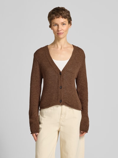Frauenmodel trägt Slim Fit Strickjacke aus Baumwoll-Mix von Marc O'Polo, Optik: Unifarben, Knopfleiste, Strick, Ganzkörperansicht von vorne.
