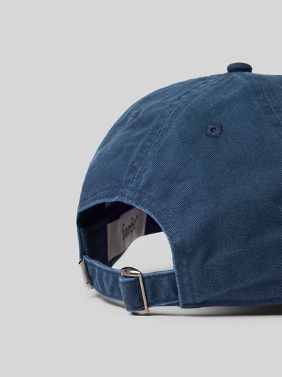 Produktfoto, Basecap mit Label-Stitching von Forét im Denim-Look mit Steppnähte und verstellbarem Riegel auf der Rückseite.