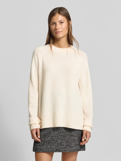 Frauenmodel trägt Regular Fit Pullover aus reinem Kaschmir in Strick-Optik von MYON, cremefarben, Rundhalsausschnitt, Ganzkörperansicht von vorne.