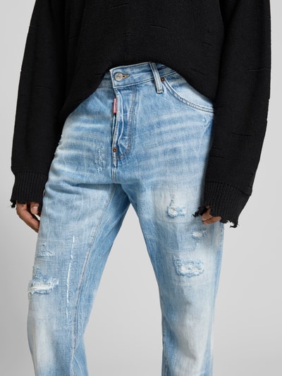 Männermodel trägt Slim Fit Jeans im Used-Look von Dsquared2 aus Reiner Baumwolle mit 5-Pocket-Design und Knopf-Reißverschluss, Nahaufnahme Oberkörper.