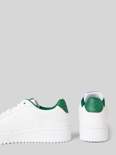 Produktfoto, Sneaker mit Logo-Applikation Modell 'Miram' von Guess in Weiß und Grün, profilierte Passform, Schnürverschluss, abgerundete Passform, Absatzhöhe 4 cm, Schafthöhe 8 cm, Schaftweite 7 cm